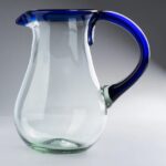 Jarra de Vidrio Soplado con Asa Azul Cobalto